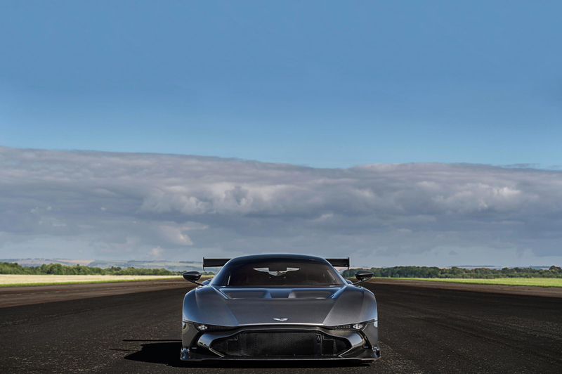 Illustration for article titled Here's The Last Avro Vulcan Flying Over An Aston Vulcan